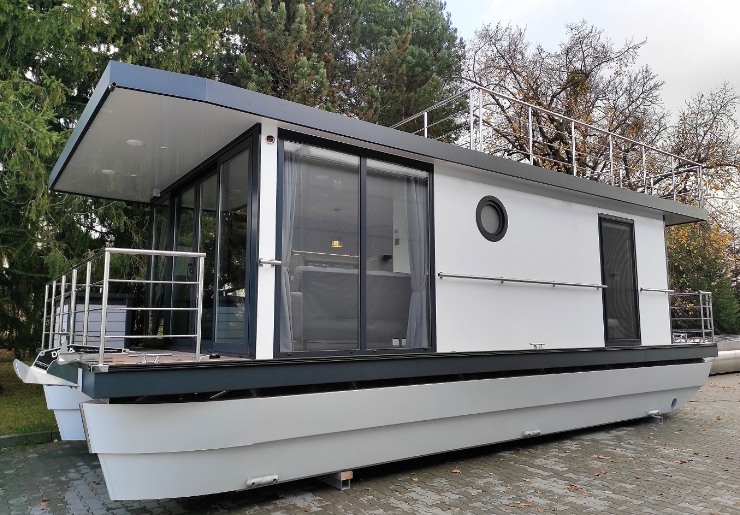 slider 0 House Boat Independant 10x4,5m